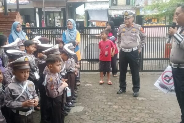 Polsek Cipatat Ajak Anak-anak RA Al-Farobi Mengenal Tugas dan Peran Polisi
