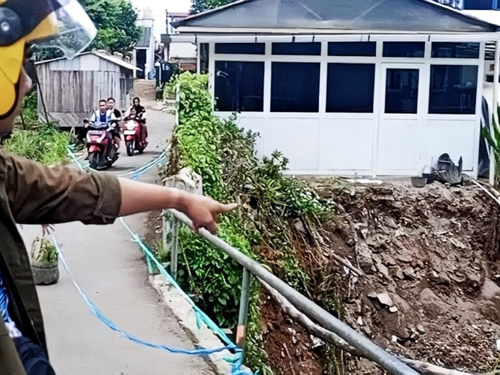 TPT di Kampung Atlas Rancabali Ambruk, Dua Bangunan dan Jembatan Terancam
