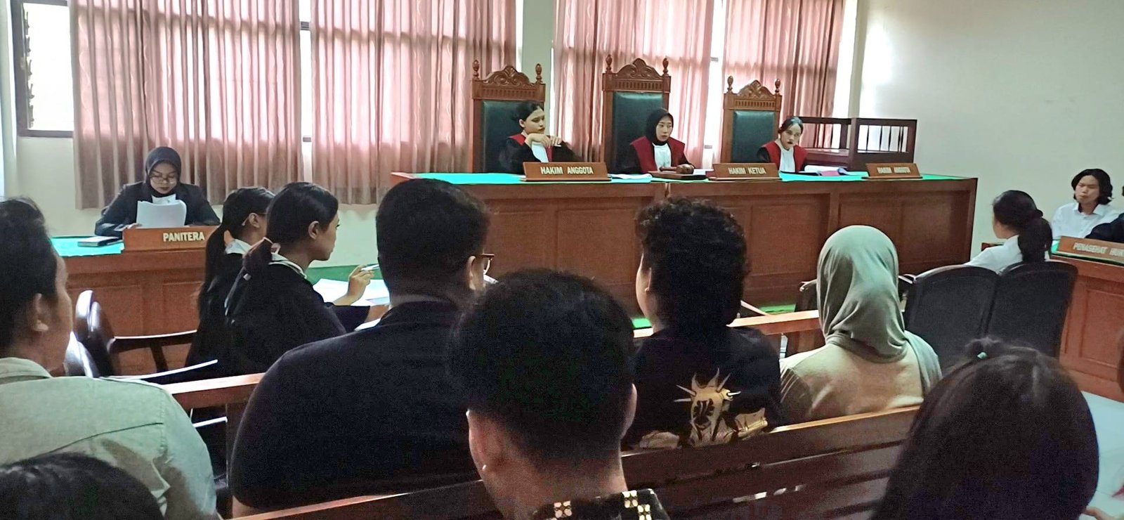 PERADILAN SEMU: Mocoplast STH Bandung sukses menyelenggarakan lomba keterampilan praktek hukum. Kegiatan ini melibatkan semua mahasiswa di semester 1 angkatan 2024-2025. Kegiatan dilaksanakan secara serentak selama satu hari. Kegiatan berjalan lancar dan mendapat apresiasi dari semua dewan juri. (ft: asep ahmad) 