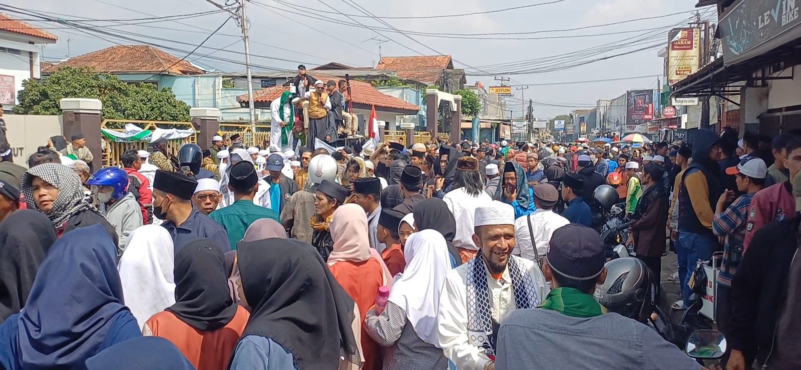HABIB: Selain ulama dari kalangan masyarakat Sunda, hadir juga ulama dari kalangan Habib ikut menyuarakan dukungan dan meminta majelis hakim untuk segera membebaskan Ustad Harun karena dianggap tidak bersalah. 9Ft: asep ahmad)