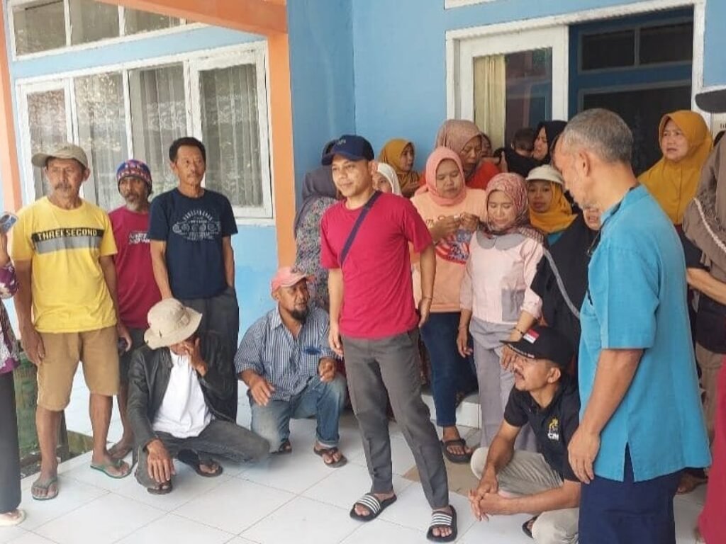 Puluhan Warga Desa Cisewu Desak Kades Mundur, Kades Malah Kabur