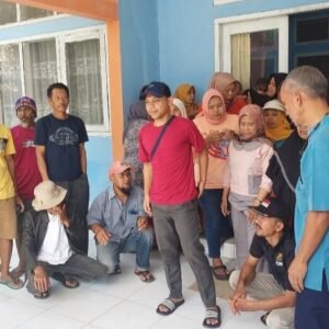 Puluhan Warga Desa Cisewu Desak Kades Mundur, Kades meminta izin untuk sholat dzuhur di masjid, tetapi malah meninggalkan kantor desa.