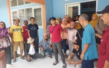 Puluhan Warga Desa Cisewu Desak Kades Mundur, Kades meminta izin untuk sholat dzuhur di masjid, tetapi malah meninggalkan kantor desa.