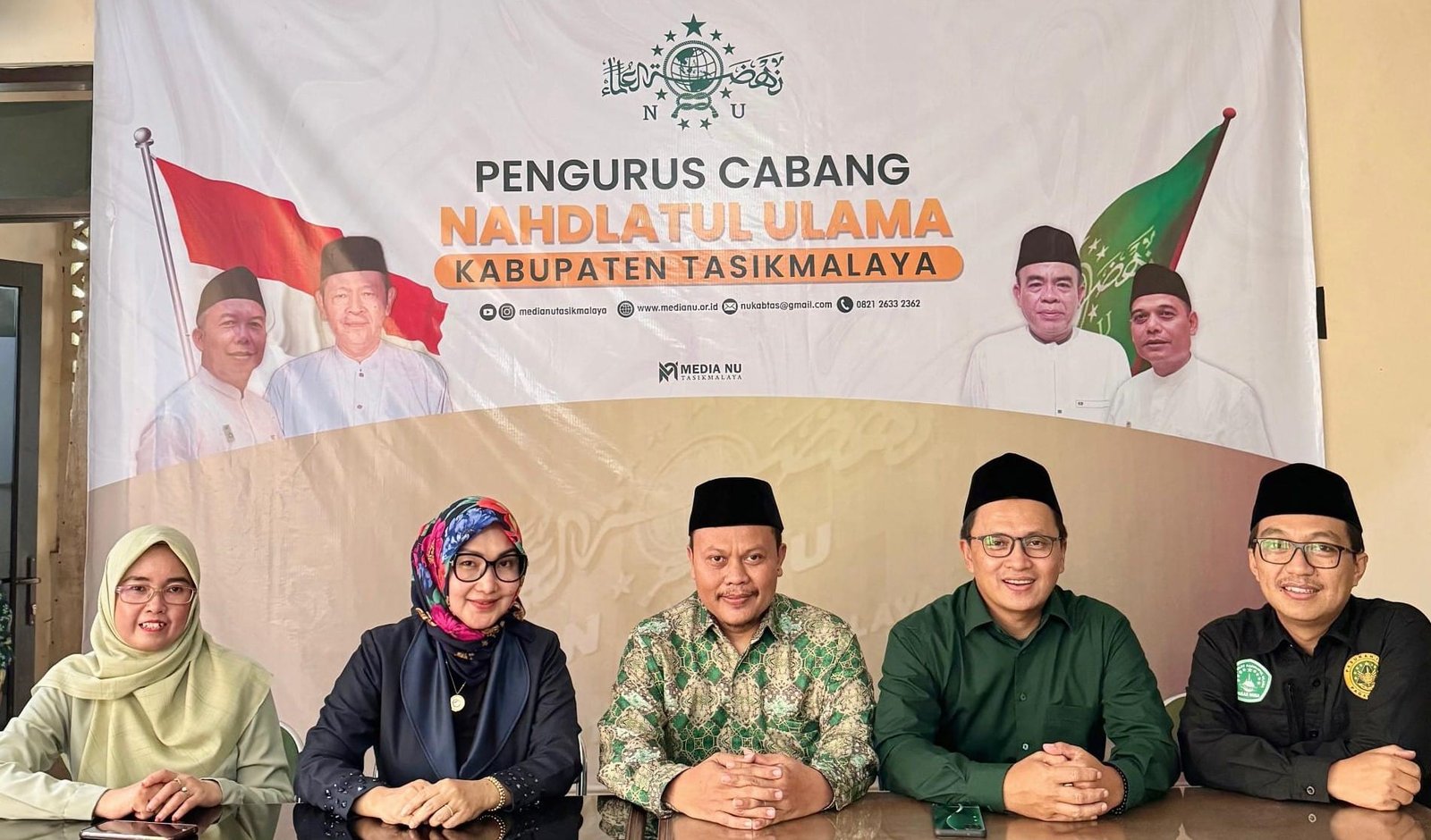 Anggota Fraksi Partai Kebangkitan Bangsa (PKB), sekaligus Anggota Komisi VI, Imas Aan Ubudiah berfoto bersama pengurus PCNU Nahdlatul Ulama Kabupaten Tasikmalaya usai sosialisasi dan seleksi program Santri Migran Preneur Goes to Japan. (ft; aasep ahmad)