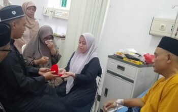Wartawan Nikahkan Putri Tunggalnya di Rumah Sakit, Pernikahan ini istimewa karena SA, yang masih terbaring lemah di tempat tidur rumah sakit