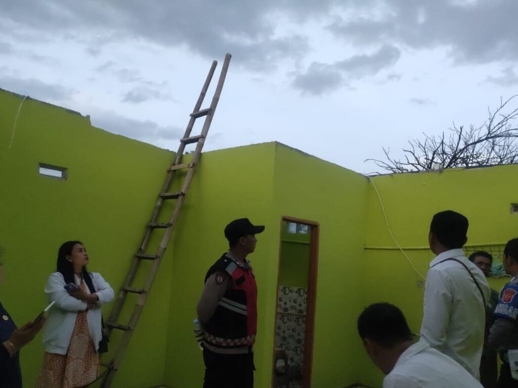 Angin Kencang Sapu Atap Rumah di Garut, Warga Diminta Waspada