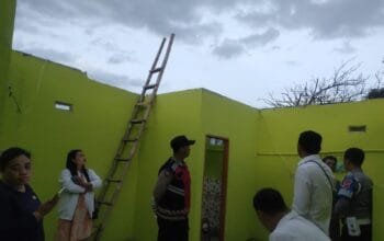 Angin Kencang Sapu Atap Rumah di Desa Cigagade, Kecamatan Balubur Limbangan =, Kabupaten Garut, Warga Diminta Waspada