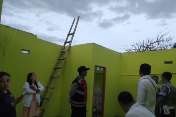 Angin Kencang Sapu Atap Rumah di Garut, Warga Diminta Waspada