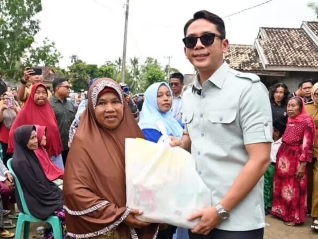 Bupati Lampung Selatan Terpilih Salurkan Bantuan untuk Korban Banjir di Sragi