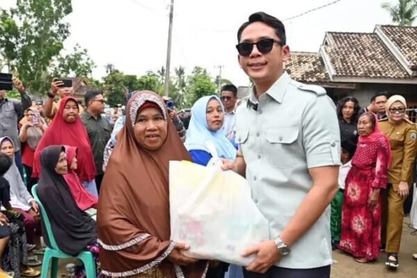 Bupati Lampung Selatan Terpilih Salurkan Bantuan untuk Korban Banjir di Sragi