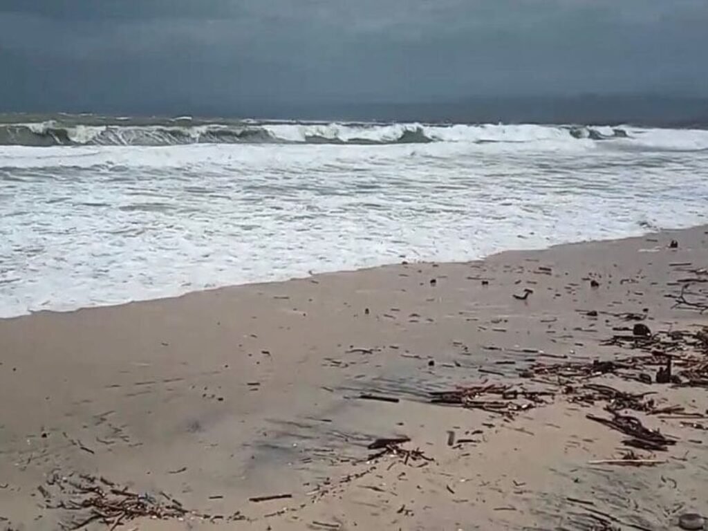 Penginapan di Pantai Santolo Garut Rusak Diterjang Angin Kencang, Gelombang Laut Meninggi