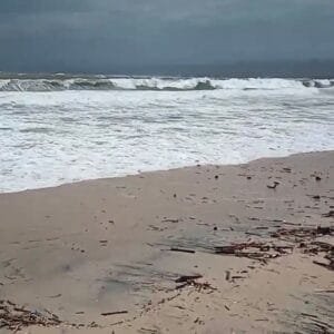 Penginapan di Pantai Santolo Garut Rusak Diterjang Angin Kencang, Gelombang Laut Meninggi