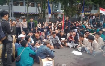 Ratusan Mahasiswa Garut Kepung Gedung DPRD Saat Bupat dan Wakil Dilantik, Tuntut Transparansi dan Keadilan