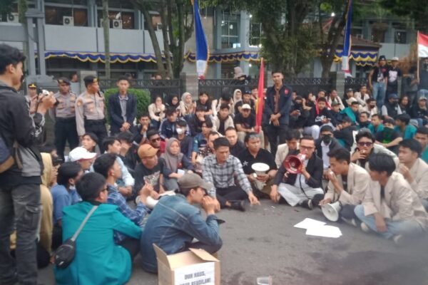 Ratusan Mahasiswa Garut Kepung Gedung DPRD Saat Bupat dan Wakil Dilantik, Tuntut Transparansi dan Keadilan