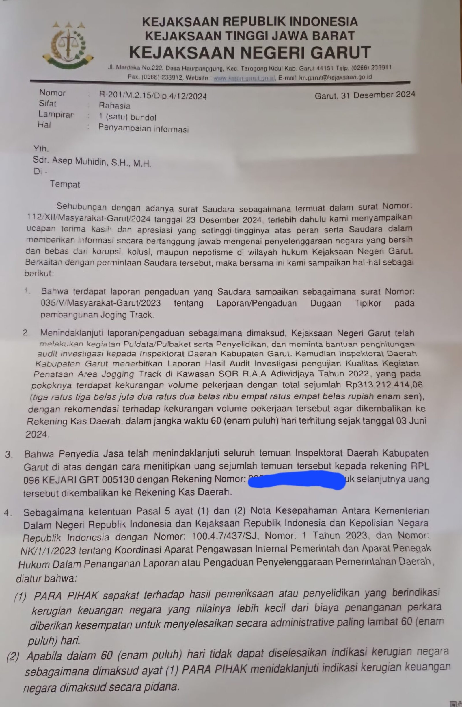 Surat yang disampaikan Kejari Garut kepada pelapor dugaan korupsi Jogging Track, Asep Muhididn, S.H., M.H tertanggal 31 Desember 2024. Pada surat ini dijelaskan kronologis perkara dari awal pelaporan sampai dengan hasil PTUN di Bandung. Dalam surat ini disebutkan juga jumlah uang yang harus dikembalikan CV Rajasa ke kas negara sebanyak Rp 313 juta karena kekurangan volume, denda dan pengembalian pembangunan rubber track pada proyek Jogging Track. Surat ini berbeda dengan surat tertanggal 27 Desember 2024 yang menyebutkan setelah dilakukan penyelidikan, laporan pengaduan dari Asep Muhidin tidak dapat ditindaklanjuti karena tidak ada kaitannya dengan tindak pidana korupsi. (Ft: dok)