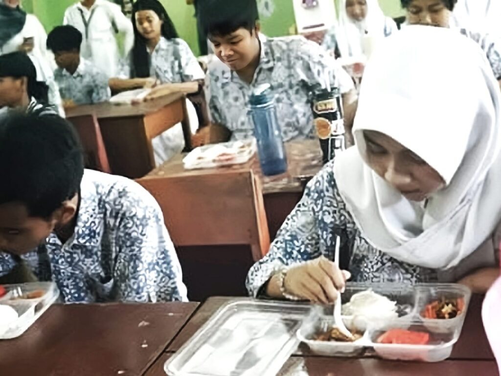 Program MBG di SMA Negeri Jatinangor Diwarnai Catatan dan Keluhan Makanan Basi dan Lokasi Penyelenggara Dipertanyakan