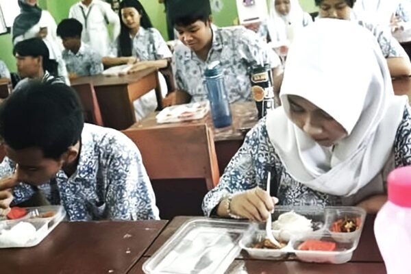 Program MBG di SMA Negeri Jatinangor Diwarnai Catatan dan Keluhan Makanan Basi dan Lokasi Penyelenggara Dipertanyakan