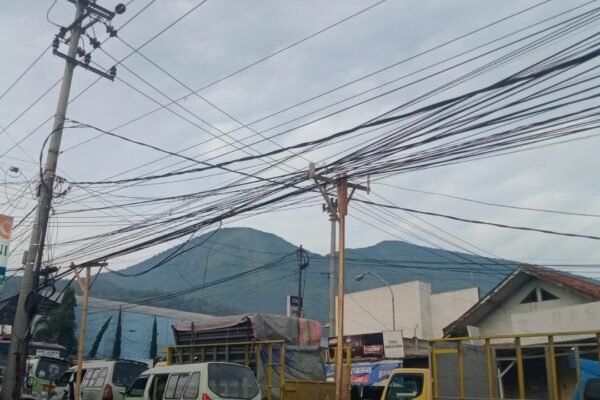 Warga Leles Keluhkan Kabel Wifi yang Semeraut Bahkan Dipakai Bambu sebagai Penyangga