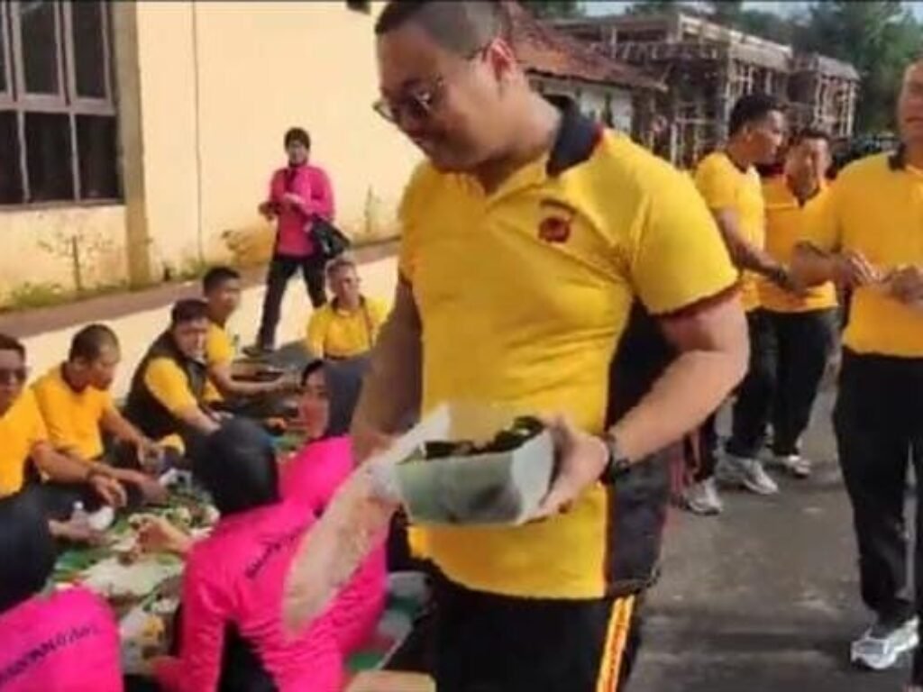 Polres Purwakarta Pecahkan Rekor Munggahan dengan Makan Nasi Liwet Bersama Sepanjang 270 Meter