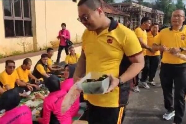 Polres Purwakarta Pecahkan Rekor Munggahan dengan Makan Nasi Liwet Bersama Sepanjang 270 Meter