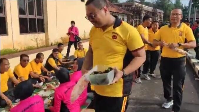 Polres Purwakarta Pecahkan Rekor Munggahan dengan Makan Nasi Liwet Bersama Sepanjang 270 Meter, Acara idipimpin langsung oleh Kapolres