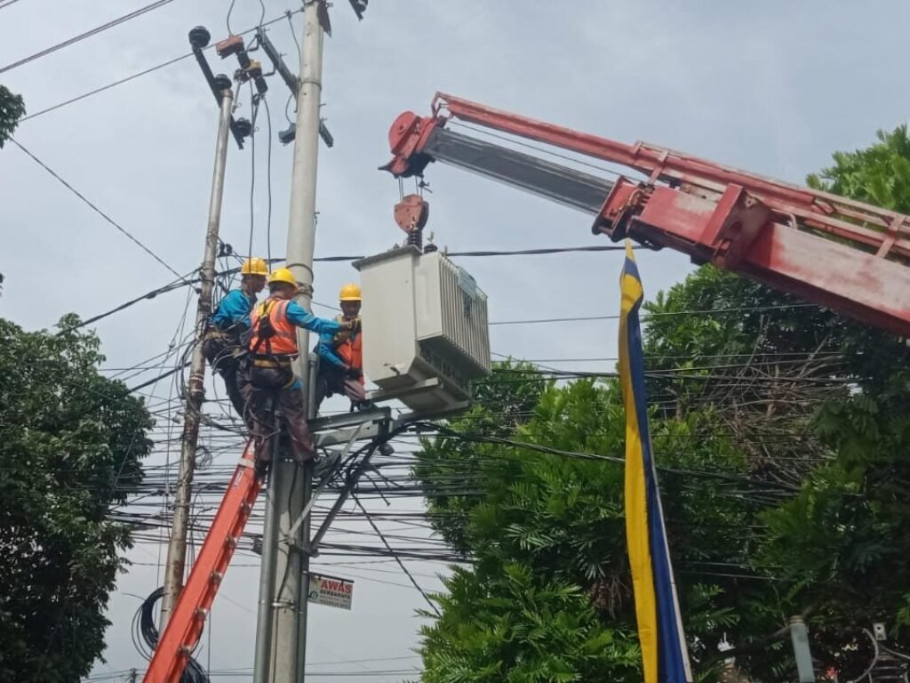 Untuk Atasi Beban Listrik yang Meningkat ULP PLN Leles Ganti Trafo Berkapasitas Tinggi