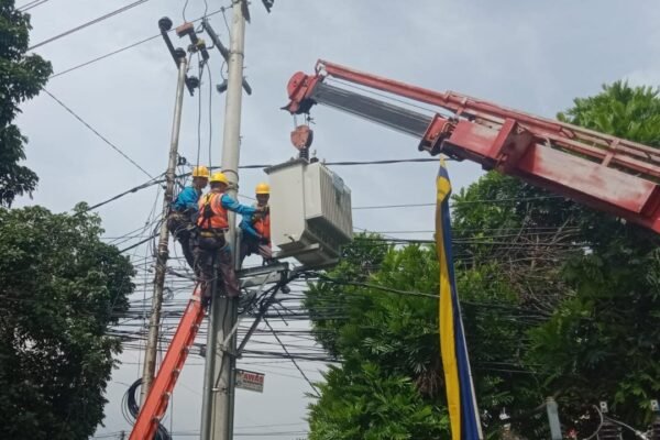 Untuk Atasi Beban Listrik yang Meningkat ULP PLN Leles Ganti Trafo Berkapasitas Tinggi