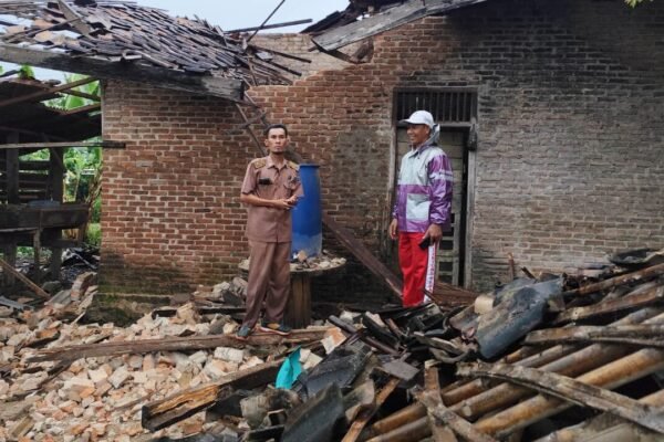 Hujan Deras Rusak Satu Unit Rumah Semi Permanen di Sidomulyo-Lampung Selatan