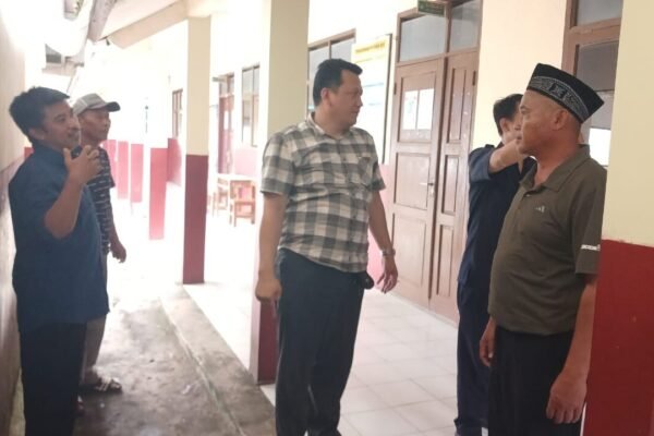 Miris SDN 5 Malangbong Tak Punya Toilet, Ketua Komisi IV DPRD Garut Janji Segera Bangun