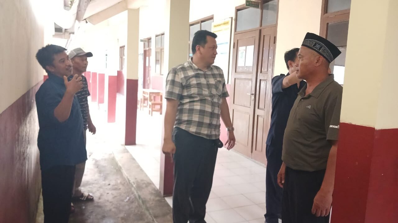 Miris, SDN 5 Malangbong Tak Punya Toilet, Ketua Komisi IV Dewan Perwakilan Rakyat Daerah Garut Janji Segera Bangun