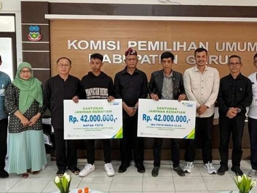 KPU Garut Serahkan Santunan Kematian kepada Ahli Waris Petugas Pilkada 2024