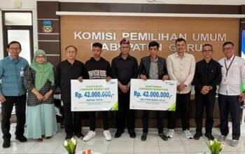 KPU Garut Serahkan Santunan Kematian kepada Ahli Waris Petugas Pemilihan kepala daerah 2024 yang meninggal dunia.