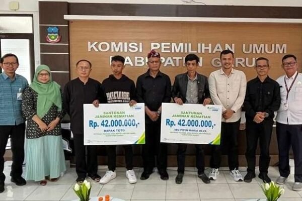 KPU Garut Serahkan Santunan Kematian kepada Ahli Waris Petugas Pilkada 2024