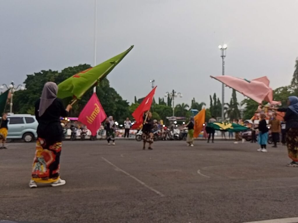 Seniman Internasional Gaungkan Semangat Gotong Royong Lewat Proyek Bendera di Blora