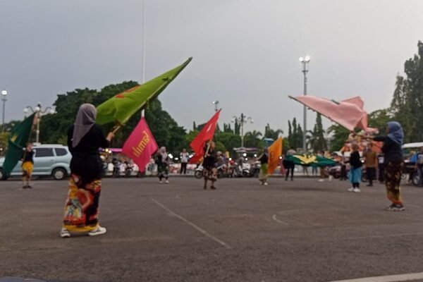 Seniman Internasional Gaungkan Semangat Gotong Royong Lewat Proyek Bendera di Blora