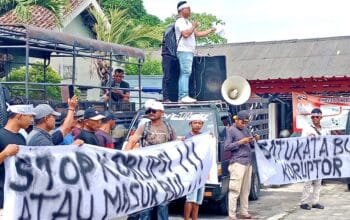 Warga Desa Baktirasa Demo Kadesnya Untuk Mundur