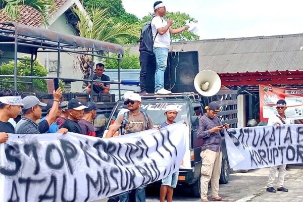 Warga Desa Baktirasa Demo Kadesnya Untuk Mundur