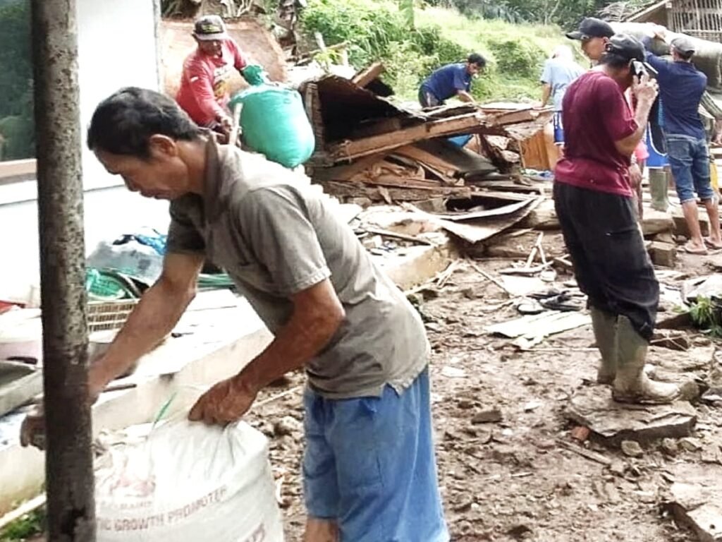 Hujan Deras Picu Longsor dan Pergerakan Tanah Hantui Warga Garut