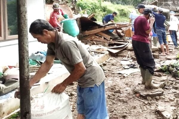 Hujan Deras Picu Longsor dan Pergerakan Tanah Hantui Warga Garut