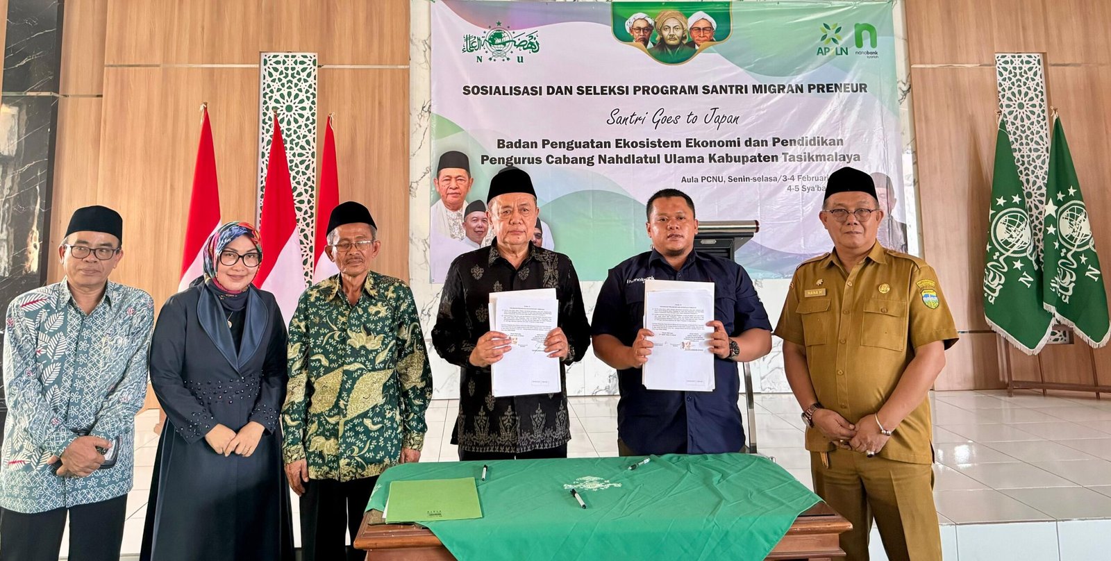 Anggota Fraksi Partai Kebangkitan Bangsa (PKB), sekaligus Anggota Komisi VI, Imas Aan Ubudiah berfoto bersama pengurus PCNU Nahdlatul Ulama Kabupaten Tasikmalaya usai sosialisasi dan seleksi program Santri Migran Preneur Goes to Japan. (ft; aasep ahmad)