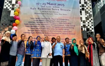 Wakil Bupati Garut, Putri Karlina (kerudung coklat) dan Dirum Perumdam Tirta Intan Kabupaten Garut, Syamsi Maulana dan Dewan Pengawas Perumdam Tirta Intan Garut, Nia Ghania Karyana beserta tokoh lainnya beroto bersama. (Ft: asep ahmad)