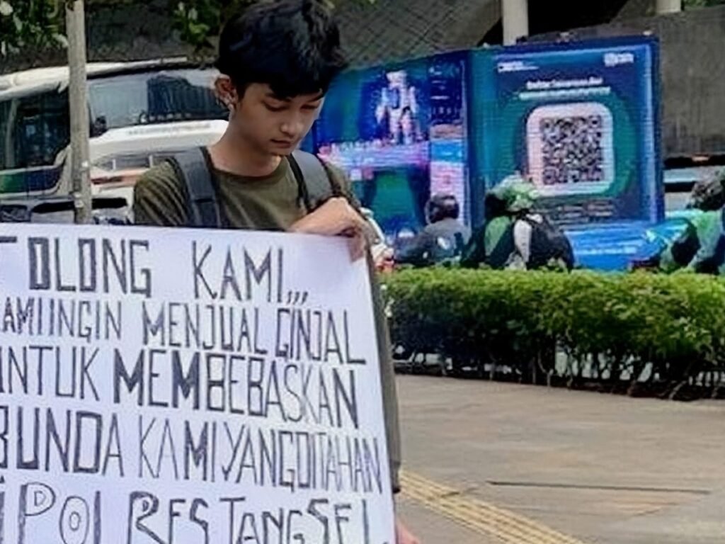 Viral….! Dua Kakak Beradik Nekat Jajakan Ginjal di Bunderan HI Demi Bebaskan Sang Ibu yang Ditahan Polres Tangsel
