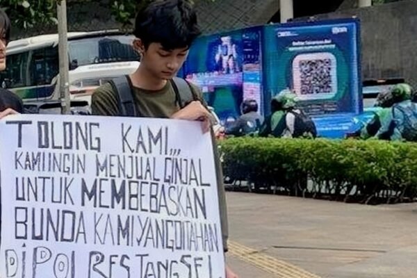 Viral….! Dua Kakak Beradik Nekat Jajakan Ginjal di Bunderan HI Demi Bebaskan Sang Ibu yang Ditahan Polres Tangsel