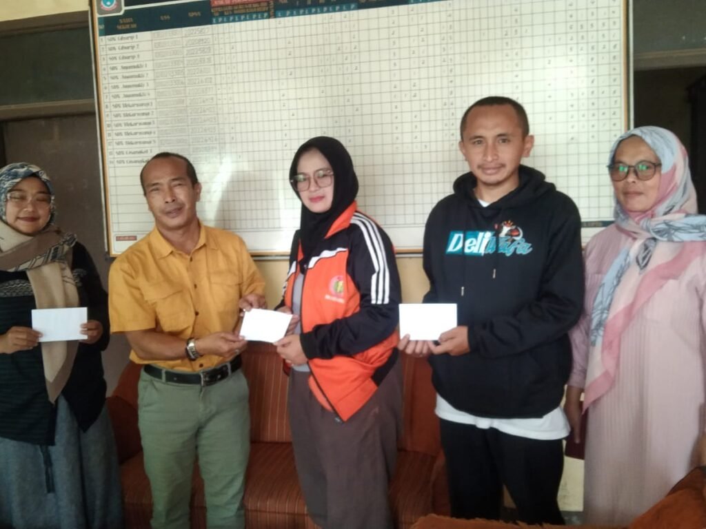 Tunjukkan Solidaritas Rekan Sejawat yang Tidak Dapat THR dari Pemerintah, ASN dan P3k Beri THR 62 Guru Honorer di Cihurip
