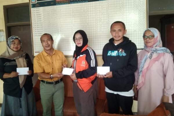 Tunjukkan Solidaritas Rekan Sejawat yang Tidak Dapat THR dari Pemerintah, ASN dan P3k Beri THR 62 Guru Honorer di Cihurip