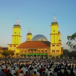 Ribuan Umat Muslim Garut Rayakan Idul Fitri di Alun-alun, Khatib Tekankan Pentingnya Kembali ke Fitrah dan Memperkuat Silaturahmi