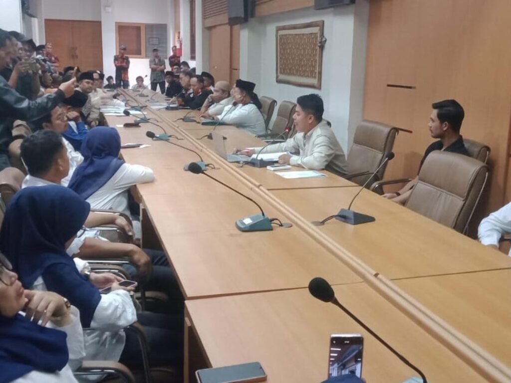 Wakil Ketua DPRD Garut Tengahi Audensi Sengketa Tanah Wakaf YBHM, Dorong Penyelesaian Secara Kekeluargaan