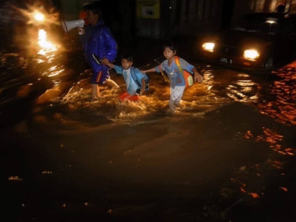 Banjir Bandang Terjang Sejumlah Daerah di Garut, Permukiman Warga di Mekargalih Terendam