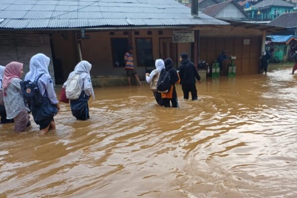 Banjir di Kabupaten Bandung Rendam Ribuan Rumah, 635 Jiwa Mengungsi