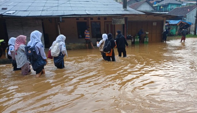 Banjir di Kabupaten Bandung Rendam Ribuan Rumah, Banjir dengan ketinggian antara 10 hingga 160 cm 635 Jiwa Mengungsi ke Tempat yang lebih Aman